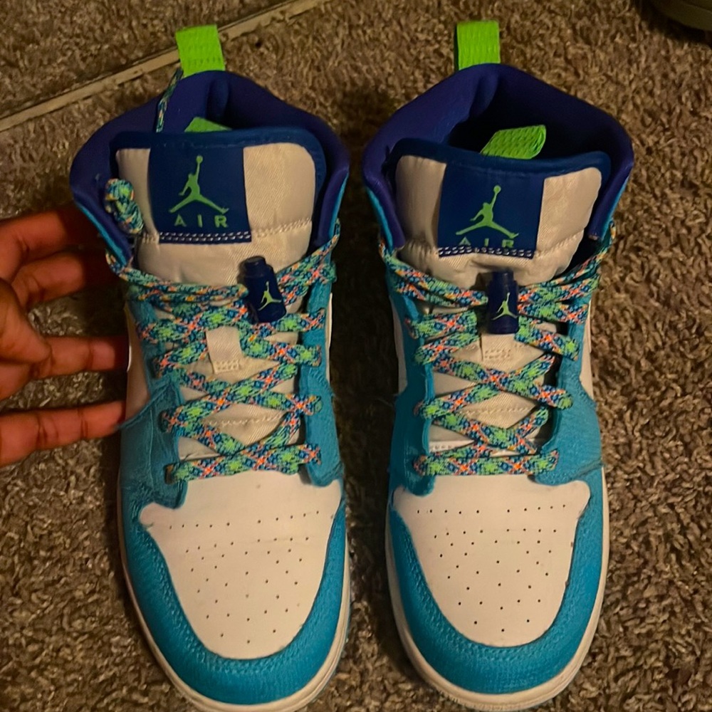 Gently used air jordan 1 mid